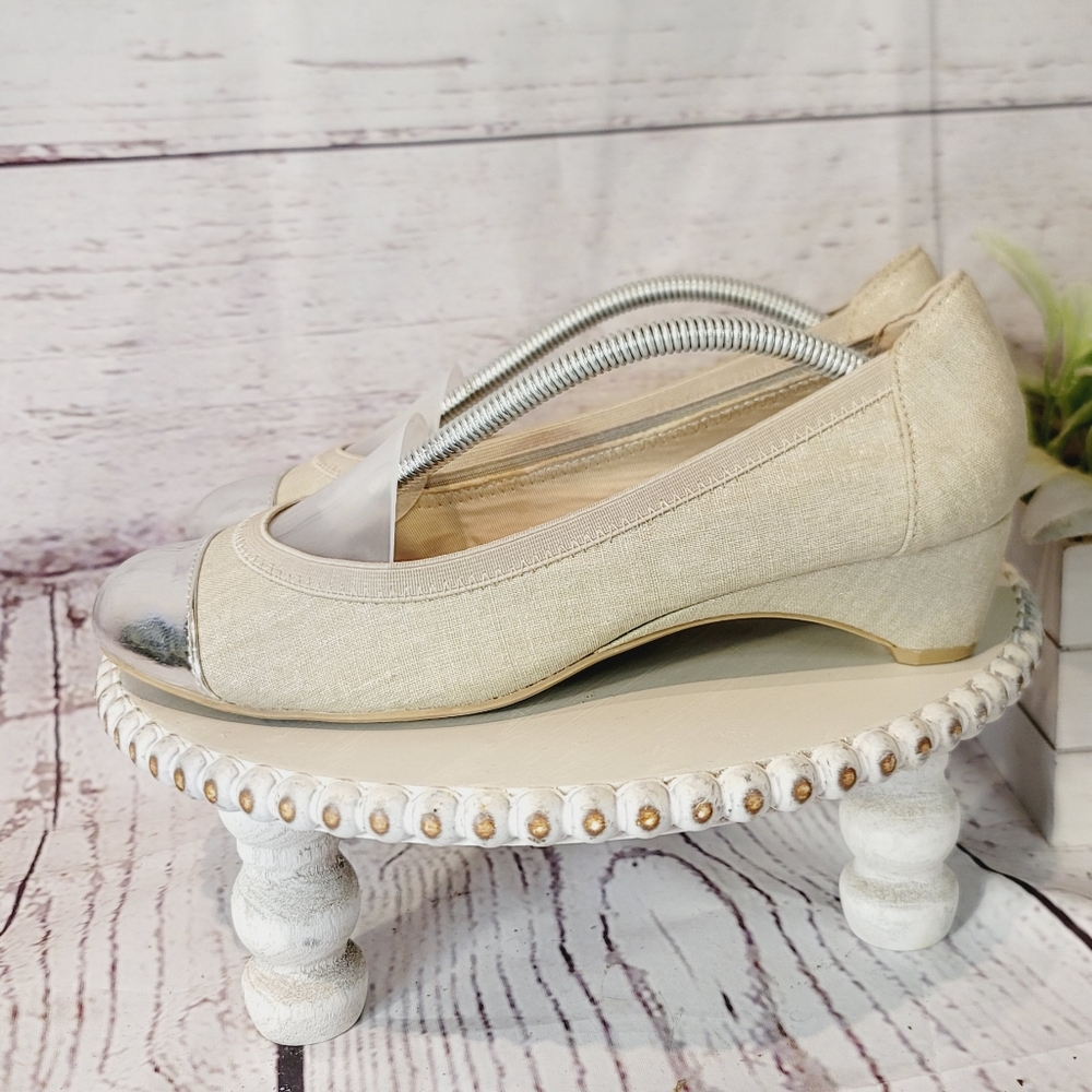 Dana Buchman DB Darby Silver  Tan/Cream Fabric Silver Capped Toe Shoe Size 8.5M - Picture 2 of 11